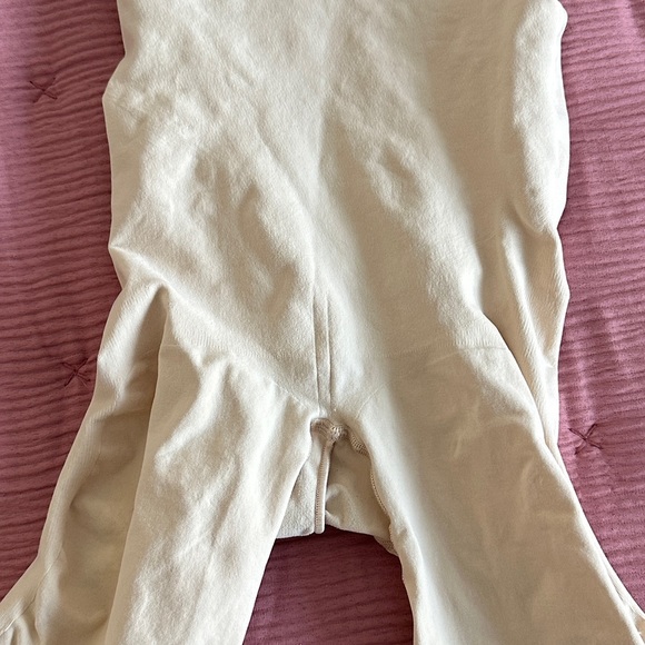 SEAMLESS SCULPT HIGH-WAISTED ABOVE THE KNEE SHORT size XL - Picture 3 of 5